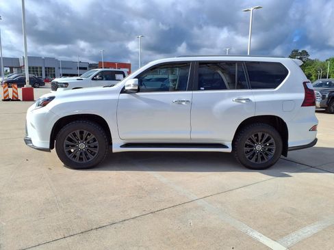 Used 2022 Lexus GX 460 Premium w/ Accessory Package image 9