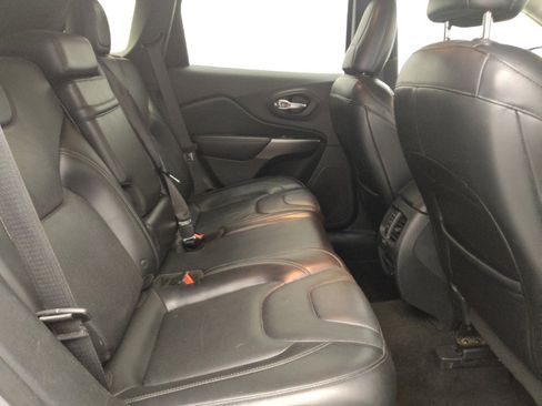 Used 2019 Jeep Cherokee Limited FWD image 19