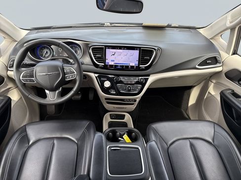 Used 2023 Chrysler Pacifica Touring-L FWD image 13
