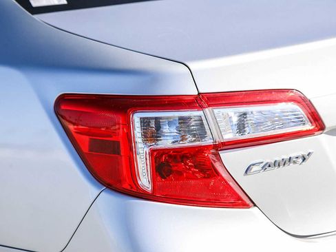 Used 2014 Toyota Camry LE image 9