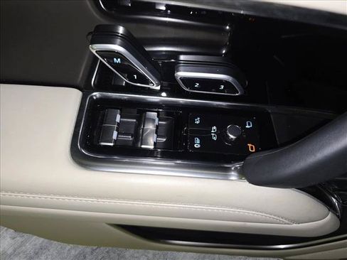 Used 2025 Land Rover Range Rover SE AWD/4WD image 28