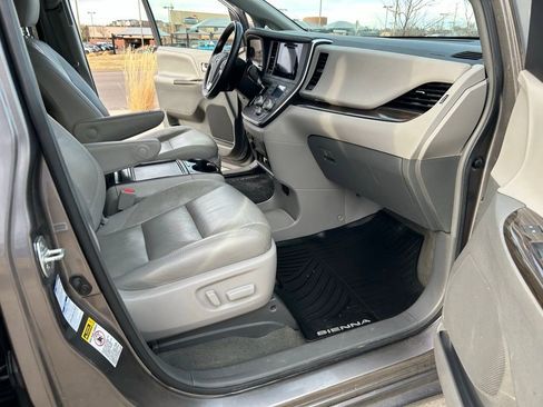Used 2017 Toyota Sienna XLE Premium image 24