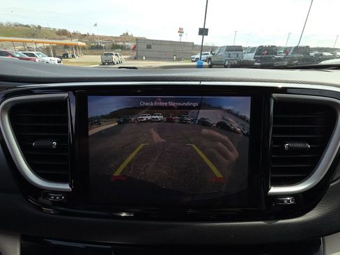 Used 2023 Chrysler Pacifica Touring-L FWD image 22