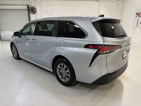 Used 2021 Toyota Sienna LE FWD image 25