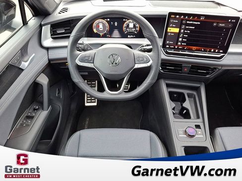 Certified 2025 Volkswagen Tiguan SE R-Line image 12