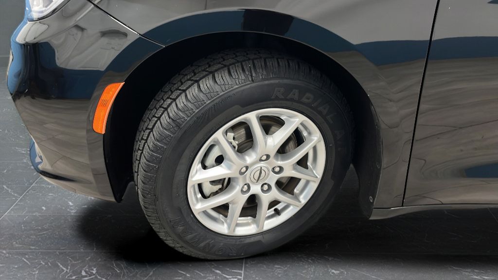 Used 2024 Chrysler Pacifica Touring-L FWD image 34