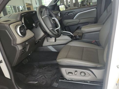 Used 2025 Chevrolet Colorado ZR2 w/ Technology Package AWD/4WD image 32