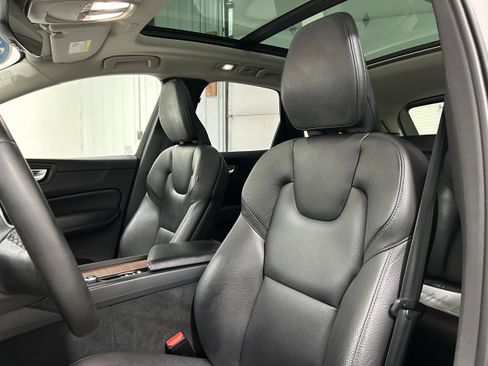 Used 2023 Volvo XC60 B5 Plus image 22