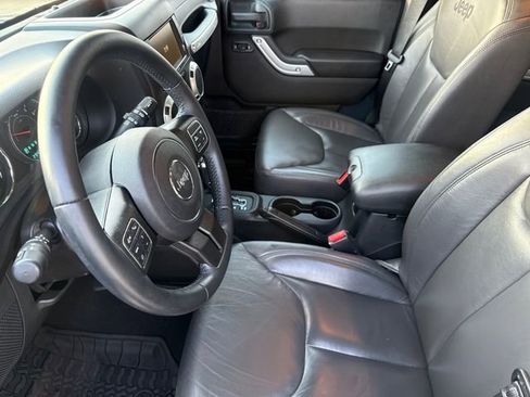 Used 2016 Jeep Wrangler Unlimited Sahara w/ Connectivity Group AWD/4WD image 18