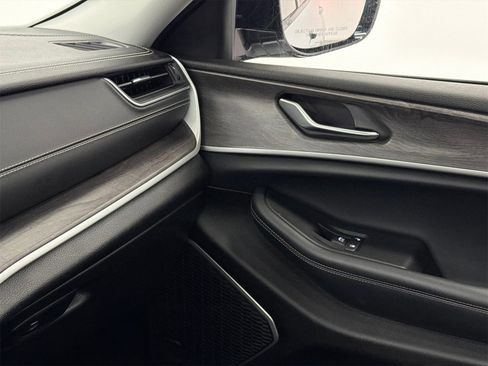 Used 2022 Jeep Grand Cherokee L Limited w/ Luxury Tech Group II image 34