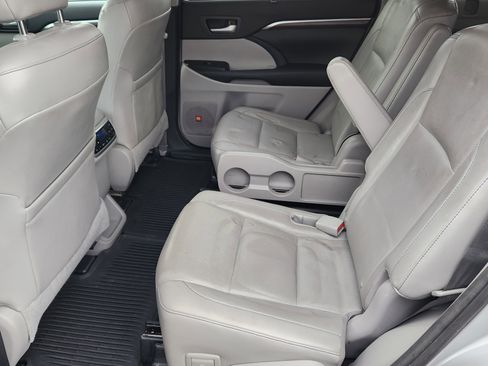 Used 2015 Toyota Highlander Limited Platinum image 16