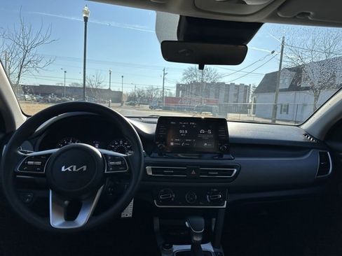 Certified 2022 Kia Seltos LX image 3