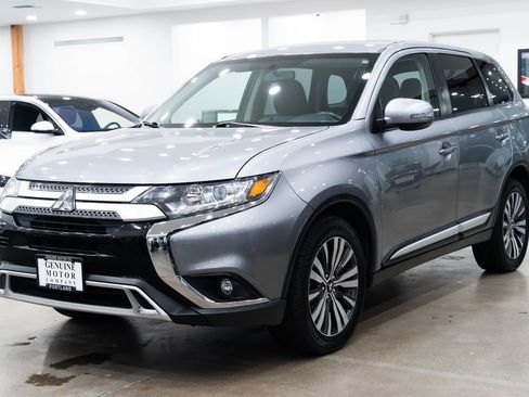 Used 2019 Mitsubishi Outlander SE image 1