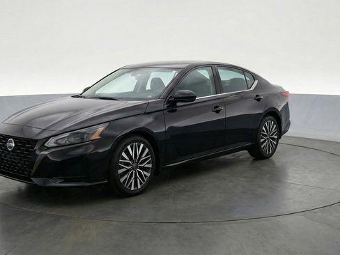 Used 2025 Nissan Altima 2.5 SV FWD image 2