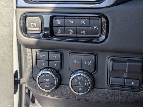 Used 2025 GMC Yukon AT4 Ultimate image 33