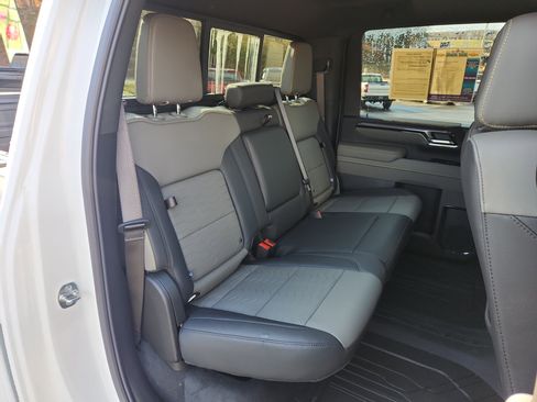 Used 2025 Chevrolet Silverado 2500 ZR2 w/ Technology Package image 40