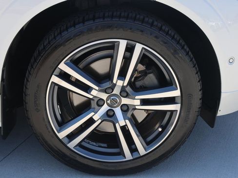 Used 2018 Volvo XC60 T6 Momentum w/ Convenience Package image 8