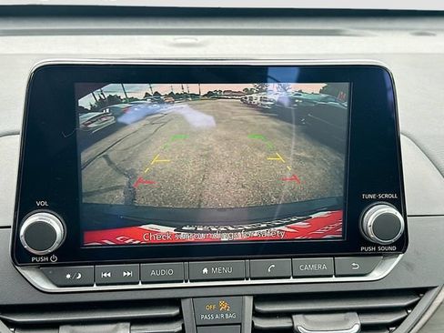 Used 2024 Nissan Altima 2.5 SV FWD image 14