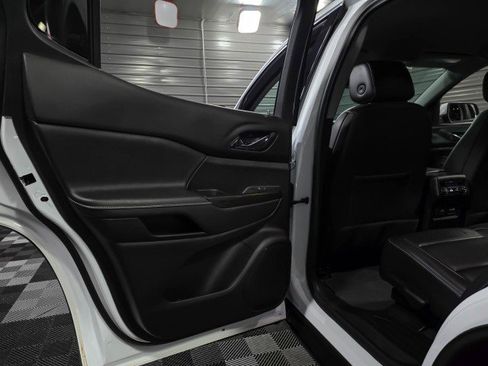 Used 2023 GMC Acadia SLT image 37