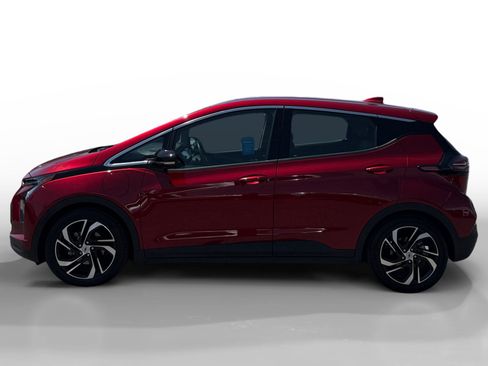 Used 2023 Chevrolet Bolt LT w/ Infotainment Package FWD image 2