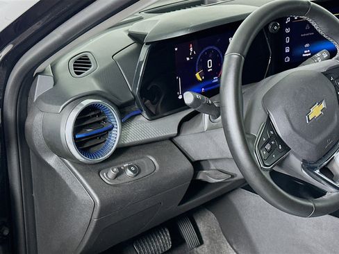 Used 2025 Chevrolet Trax LT w/ LT Convenience Package image 16