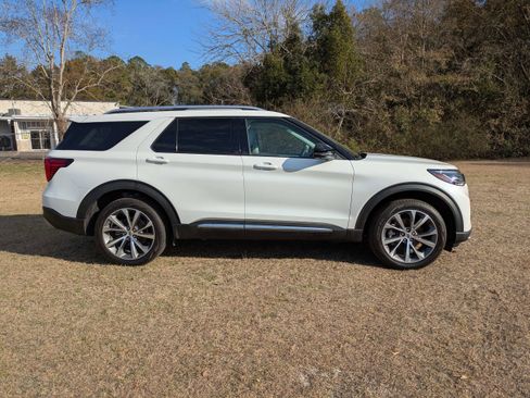 Used 2025 Ford Explorer Platinum w/ Ultimate Package image 3