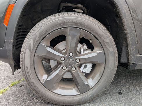 Certified 2024 Jeep Grand Cherokee Limited w/ Black Appearance Package image 10