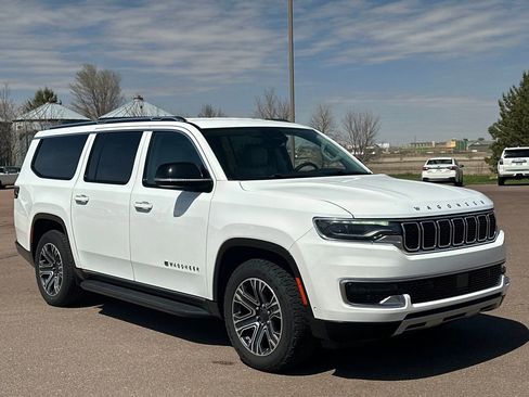 Used 2024 Jeep Wagoneer L Series II w/ Flexible Seating Group image 7