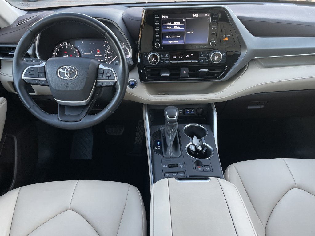 Used 2022 Toyota Highlander XLE AWD/4WD image 2