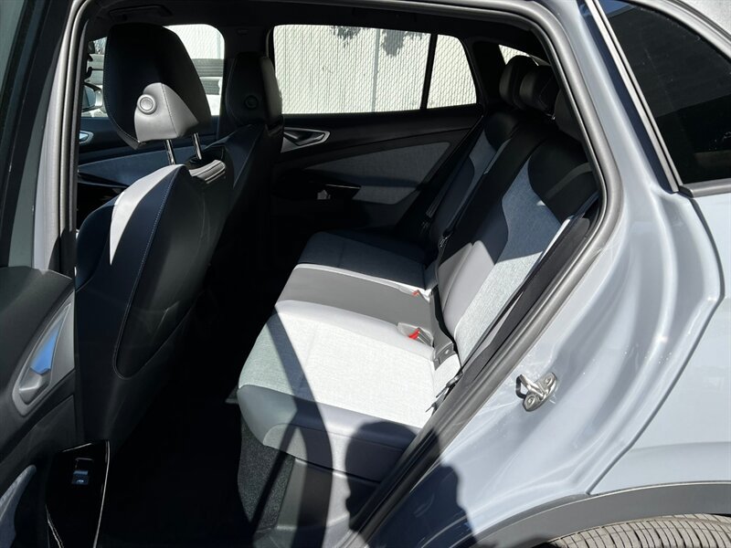 Used 2024 Volkswagen ID.4 Pro AWD/4WD image 19
