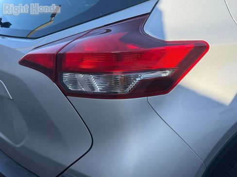 Used 2019 Nissan Kicks S image 10