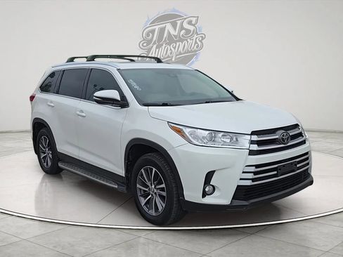 Used 2019 Toyota Highlander XLE FWD image 3
