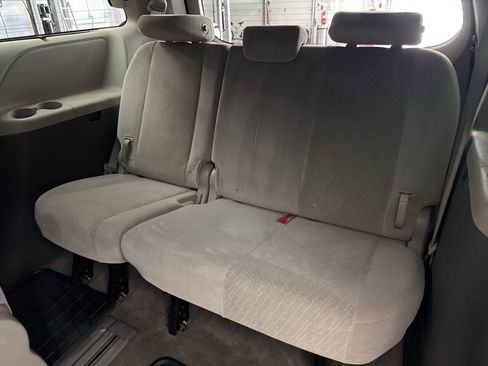 Used 2016 Toyota Sienna LE FWD image 19