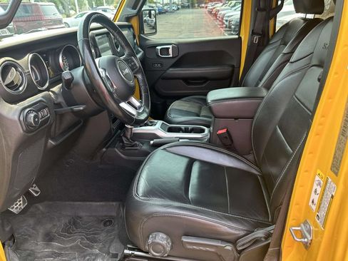 Used 2019 Jeep Wrangler Unlimited Sahara w/ Uconnect 4C Nav & Sound Group AWD/4WD image 18