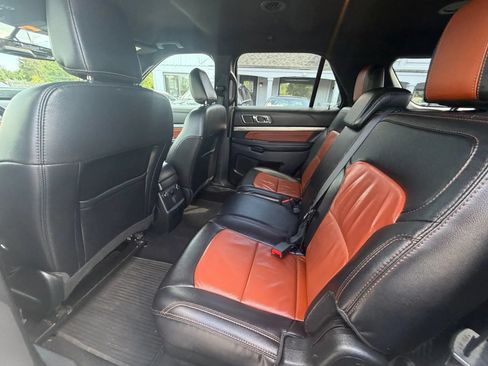 Used 2019 Ford Explorer XLT w/ Equipment Group 202A AWD/4WD image 14