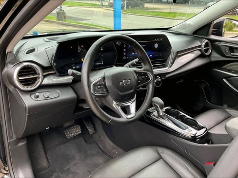 Used 2025 Chevrolet Trax ACTIV w/ Sunroof Package FWD image 18