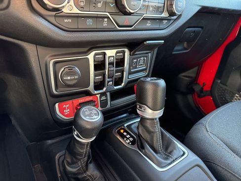 Used 2024 Jeep Wrangler Unlimited image 33