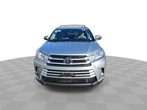 Used 2019 Toyota Highlander SE image 3