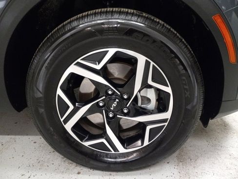 Used 2025 Kia Sportage LX image 4