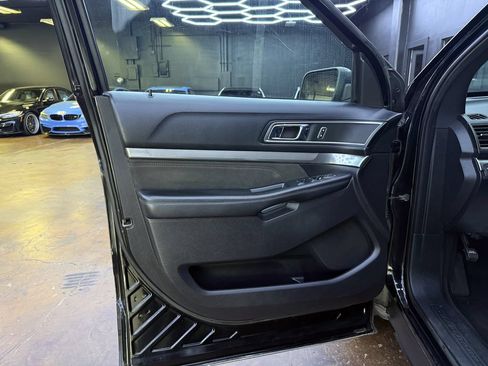 Used 2018 Ford Explorer XLT w/ XLT Appearance Package AWD/4WD image 12
