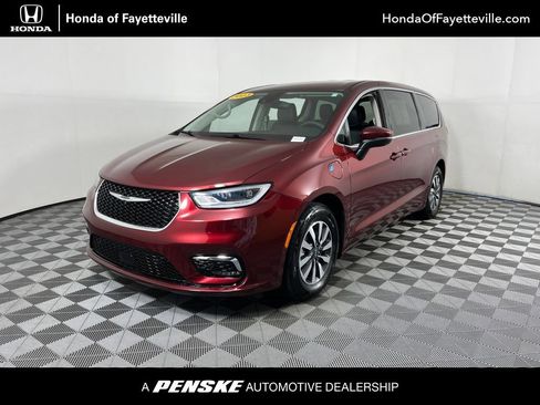 Used 2023 Chrysler Pacifica Touring-L FWD image 1