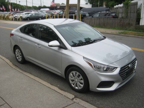 Used 2021 Hyundai Accent SE FWD image 3