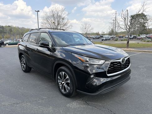 Used 2021 Toyota Highlander XLE image 3