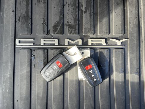 Used 2020 Toyota Camry XLE image 31