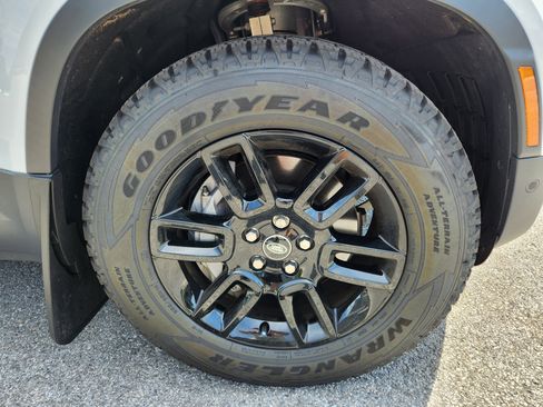 Certified 2025 Land Rover Defender 90 S AWD/4WD image 7
