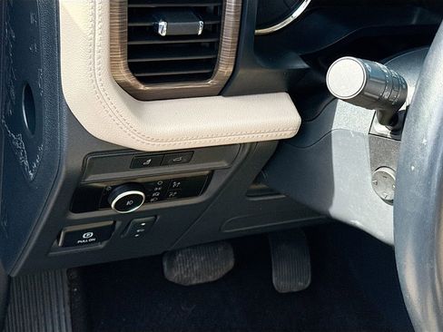 Used 2023 Ford Expedition Limited image 11