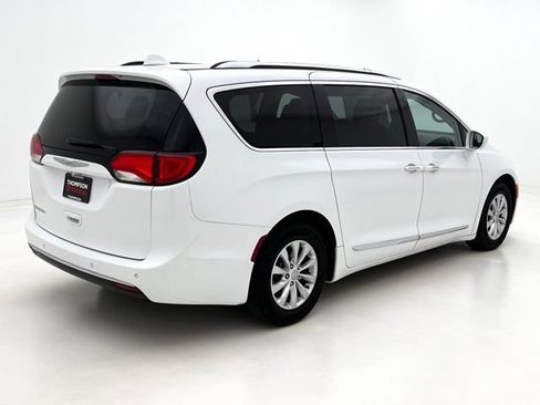 Used 2018 Chrysler Pacifica Touring-L w/ Premium Audio Group FWD image 7