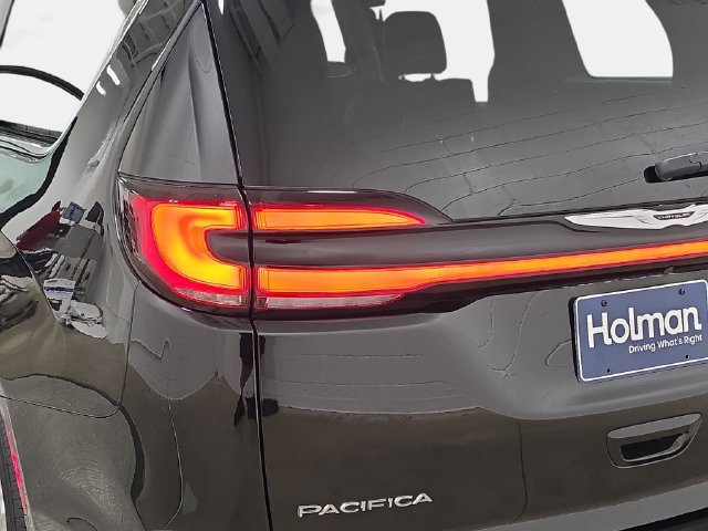 Used 2024 Chrysler Pacifica Touring-L FWD image 33