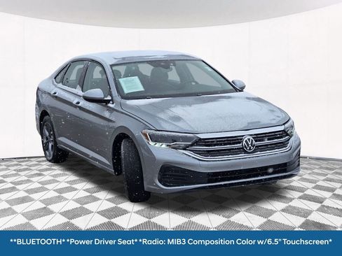 Used 2024 Volkswagen Jetta SE image 4