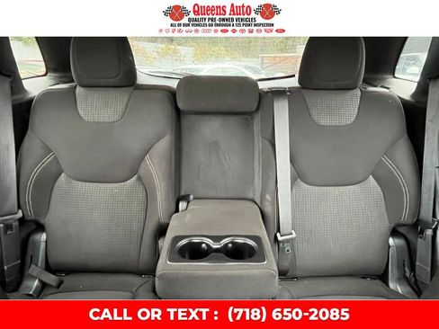 Used 2017 Jeep Cherokee Latitude w/ Comfort & Sound Group image 11